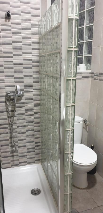 Chambre Lits Jumeaux avec Salle de Bains Commune
